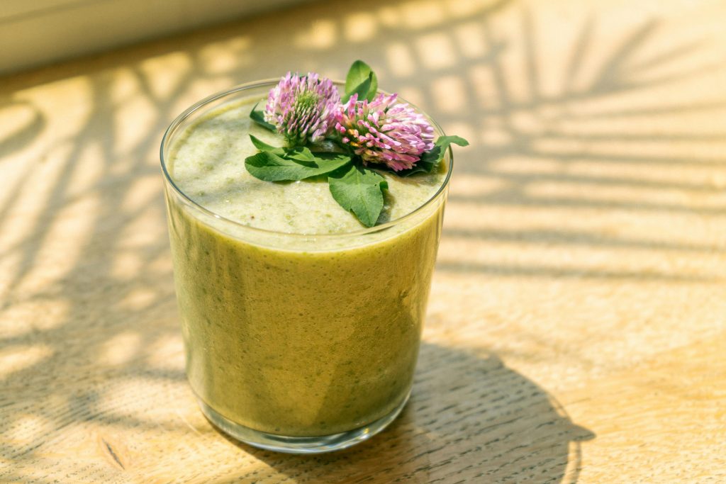 Groene smoothie met spinazie, avocado en gember
