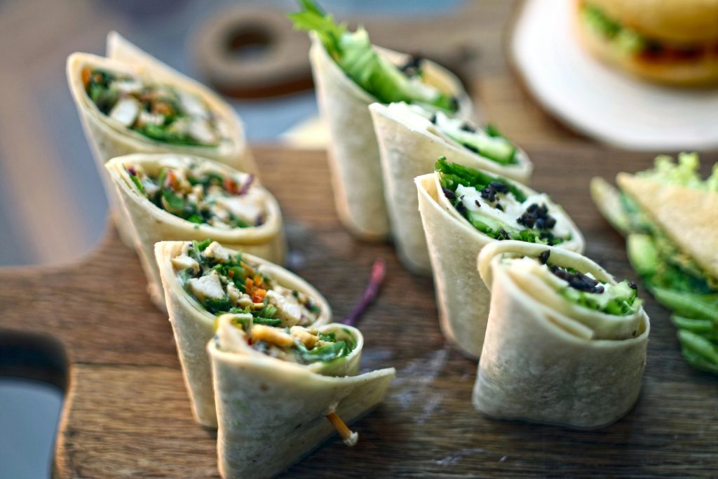 Hartige eiwitwraps met gegrilde groenten en hummus